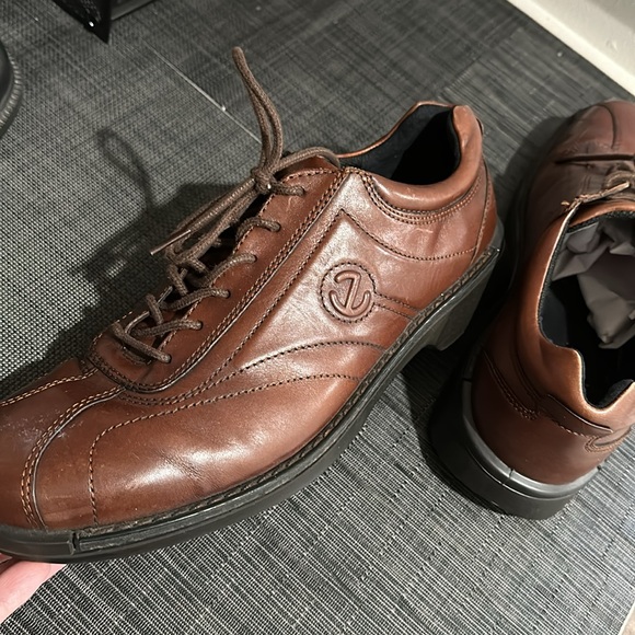 Rich brown tie ECCO Men’s shoes.  Dress up or casual look.  EUC size 47 - Picture 5 of 6